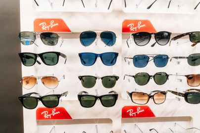 Eine Auswahl an Sonnenbrillen der Marke Ray-Ban. Die Brillen haben verschiedene Farben und Stile, angeordnet auf einem Gitter.