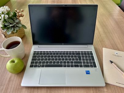 Ein Laptop steht auf einem Tisch.