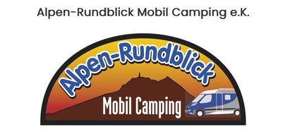Ein Logo für "Alpen-Rundblick Mobil Camping". Es zeigt einen Wohnwagen vor einer Bergsilhouette und hat einen bunten, einladenden Hintergrund.
