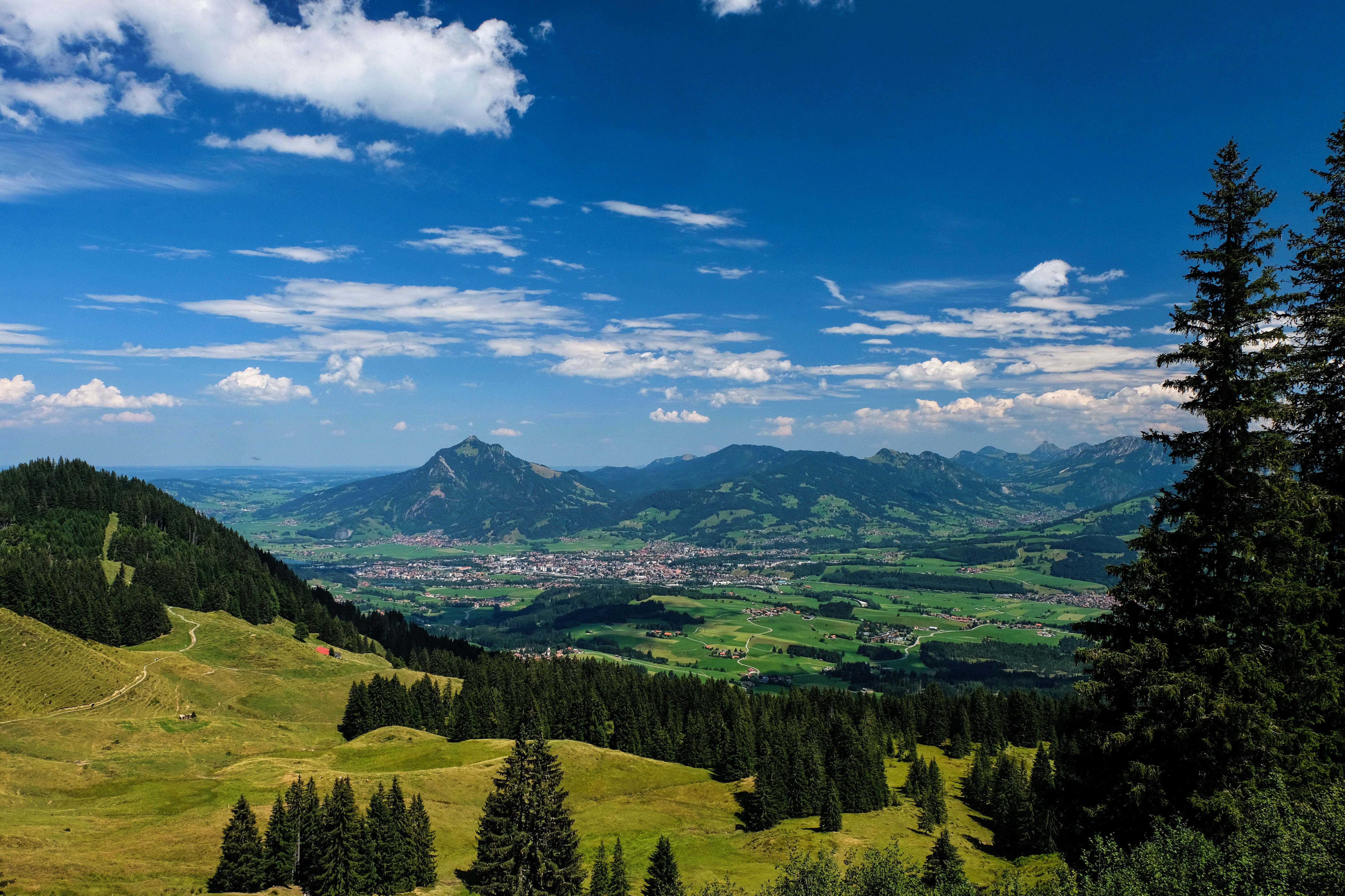 Das Rangiswanger Horn gehört zur Hörnergruppe in den Allgäuer Alpen. Von dort aus hat man eine gute Aussicht auf die Alpsee-Grünten Orte Sonthofen und Burgberg, sowie auf den Grünte.