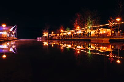 Weihnachtlich beleuchtete Seepromenade mit Seebühne 
