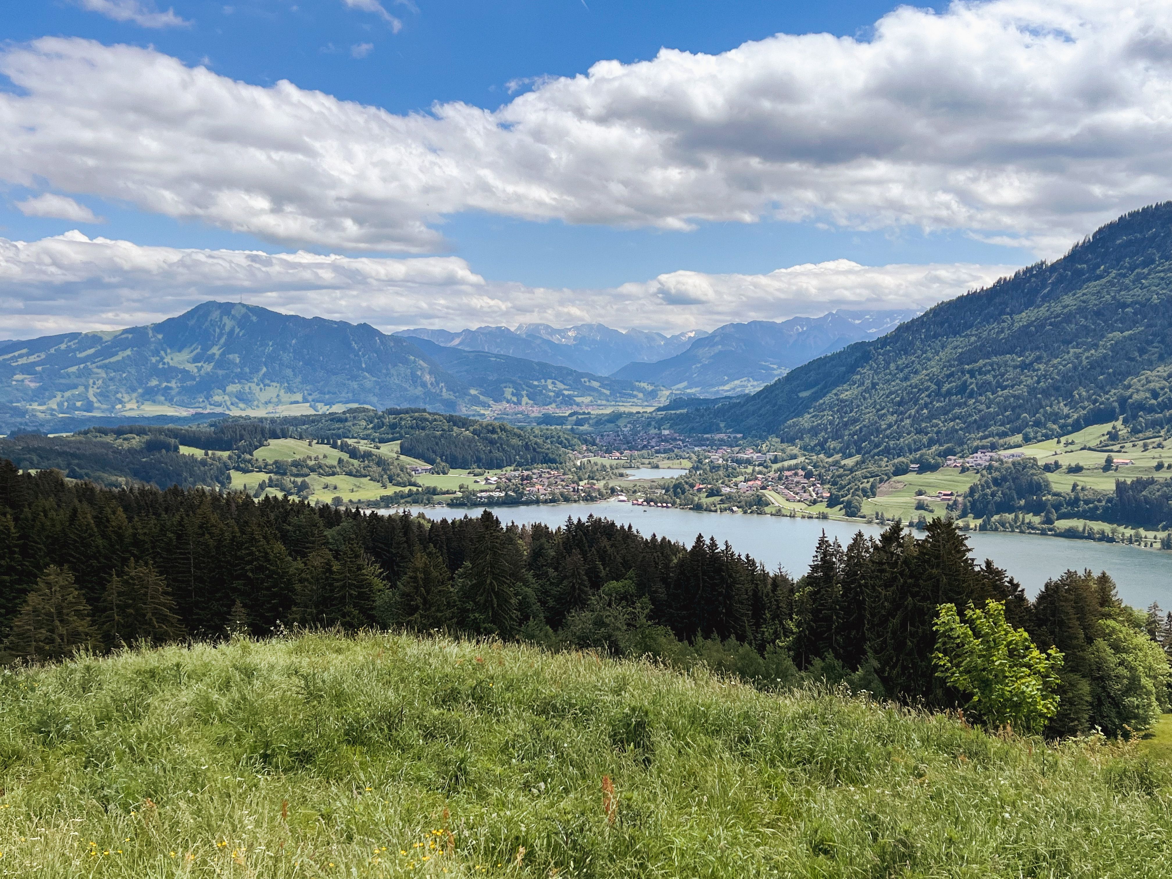 Von der Siedelalpe oberhalb des Großen Alpsee überzeugt ein faszinierender Panorama-Ausblick auf die Alpsee-Grünten Region und den Beginn des Naturpark Nagelfluhkette.
