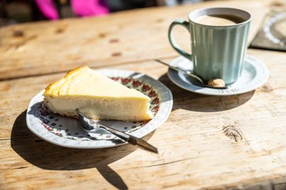 Im Kafe Kult beim Burgberger Tierparadies können selbstgemachte Kuchen und Kaffee genossen werden.