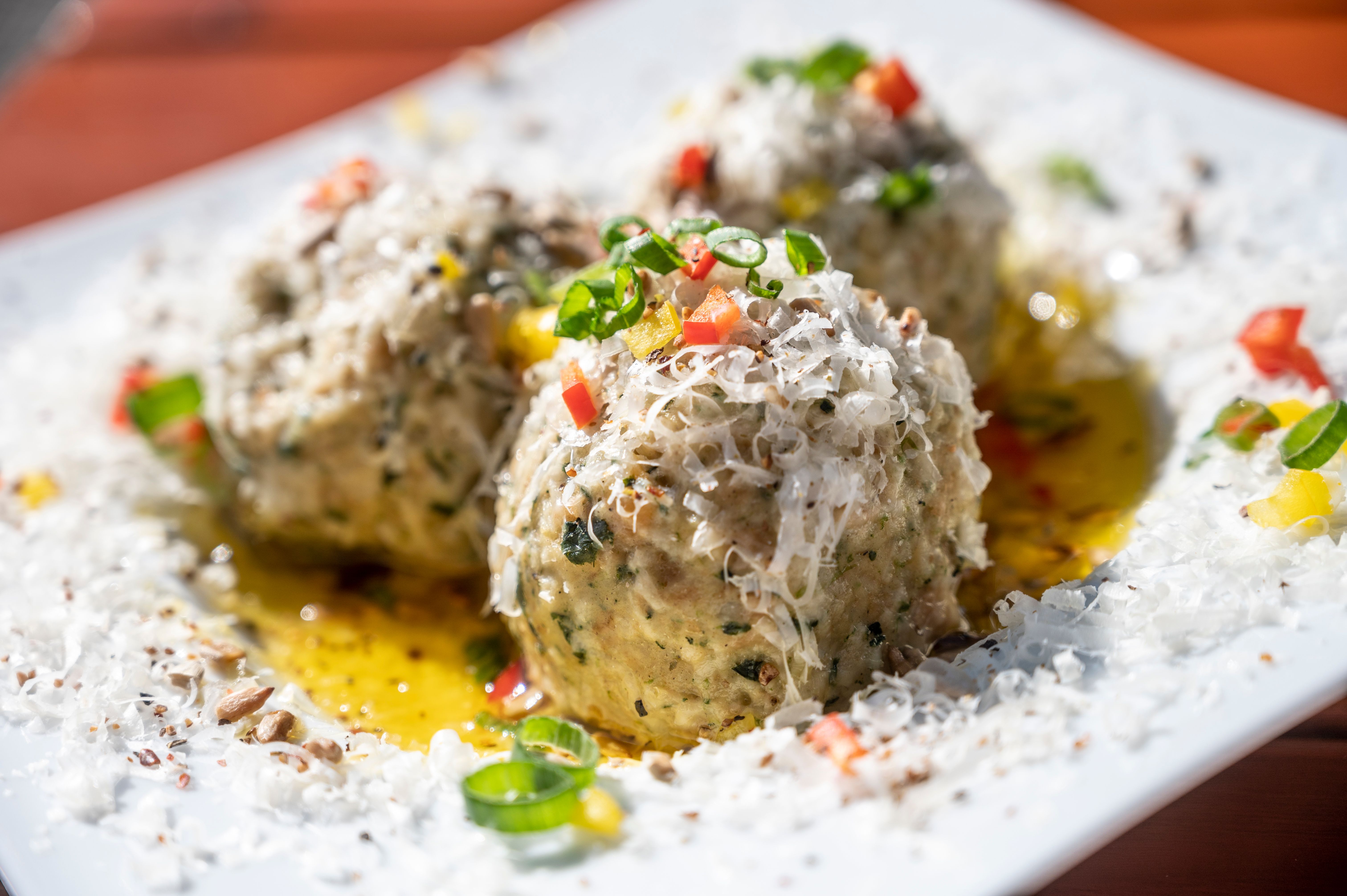 Eine besondere Gaumenfreude finden Genießer währen den Sommermonaten auf dem Sonthofer Hof. Hier werden neben Brotzeiten die legendären Allgäuer Bergkäse Spinatknödel serviert.