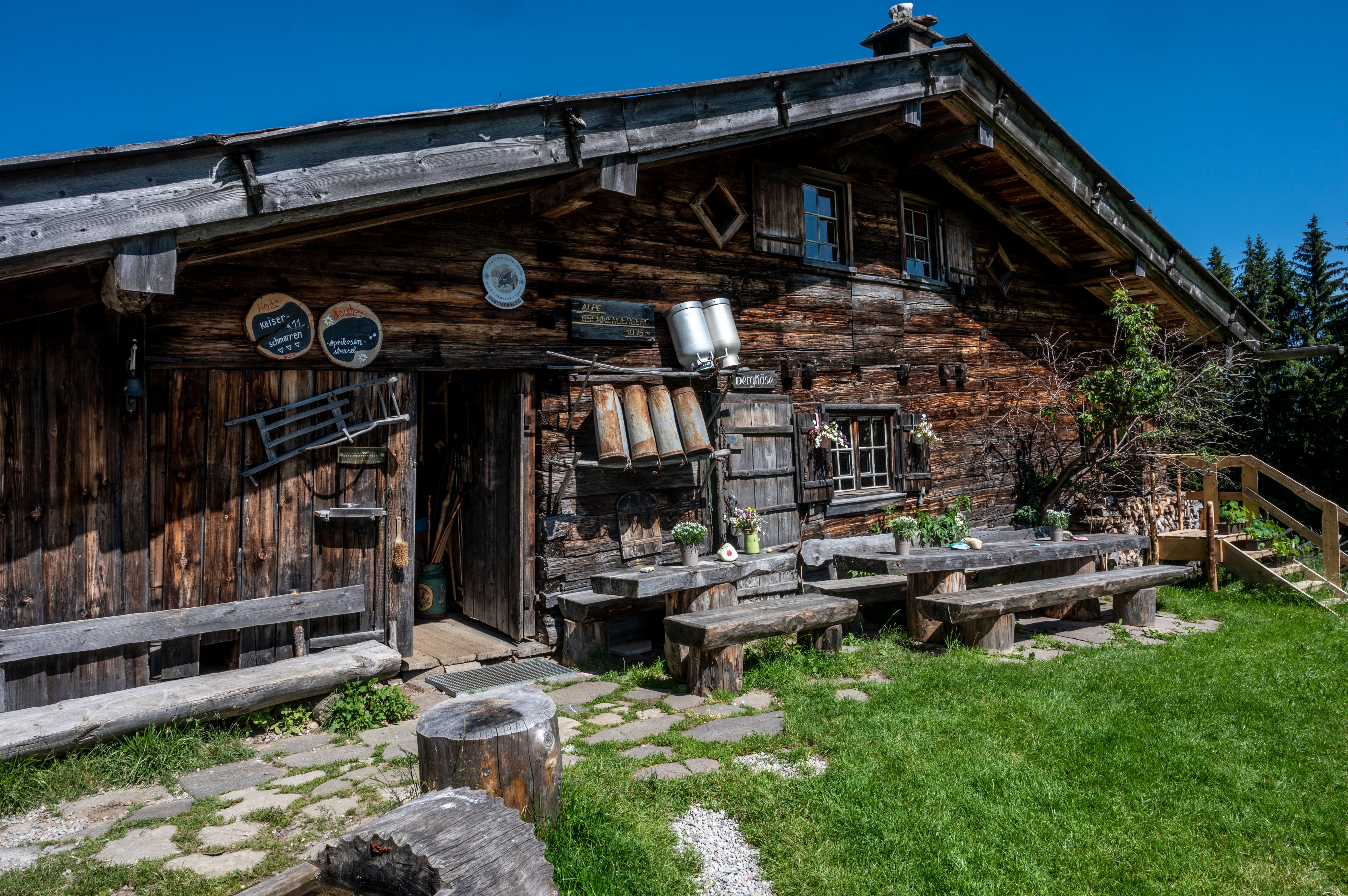 Die Alpe Gschwender Berg oberhalb von Immenstadt ist über 300 Jahre alt und eine der schönsten Alpen im Allgäu. In den Sommermonaten hat die Alpe täglich geöffnet. In den Wintermonaten hat die Alpe am Samstag und Sonntag geöffnet.