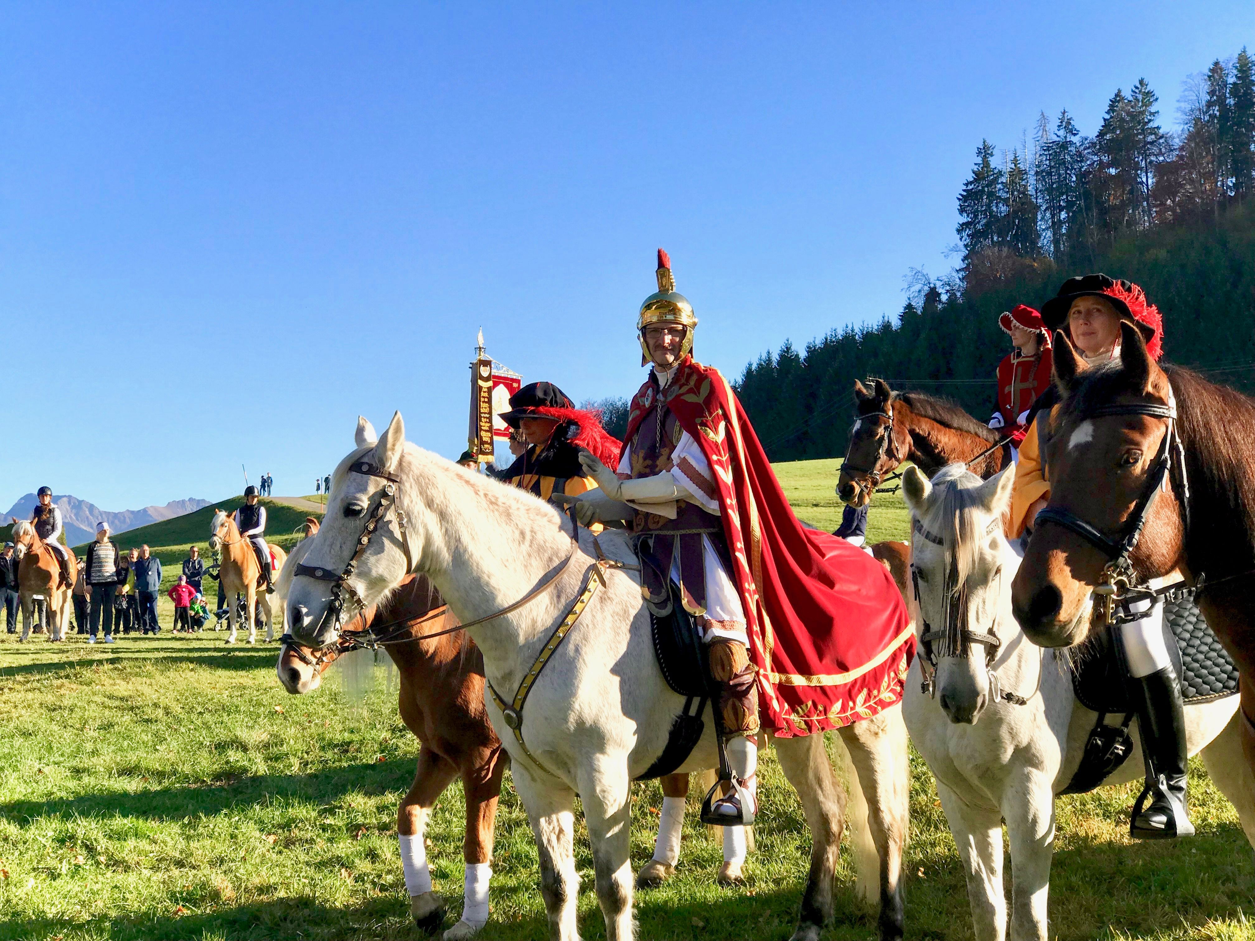 Der Martinusverein Blaichach lädt alljährlich Anfang November zum traditionellen Martiniritt mit Pferdesegnung ein.
