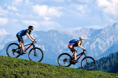 Die Mountainbike-Tour über den Zaumberg bei Immenstadt zur Salmaser Höhe bietet knackige Anstiege, flowige Trail-Passagen und knifflige Abfahrten. Dazwischen ist immer wieder Zeit um die schöne Aussicht in die Allgäuer Berge und auf den Großen Alpsee in Immenstadt zu genießen. Um den Weidegattern und Kuhzäunen aus dem Weg zu gehen, empfiehlt sich diese Tour besonders im Frühjahr und im Herbst.