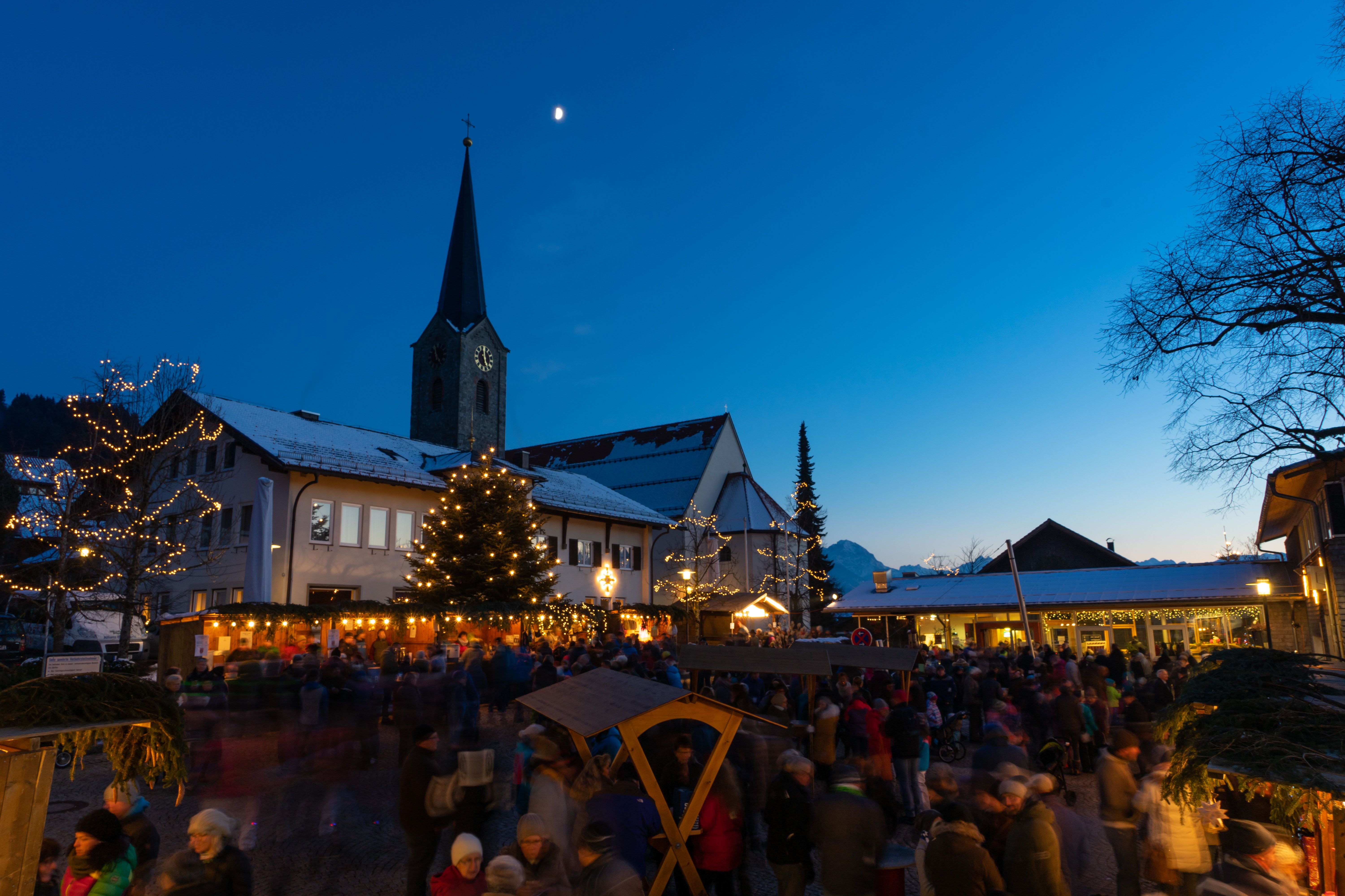 Vor dem Rathaus in Burgberg findet im Winter ein stark besuchtet Weihnachtsmarkt statt.