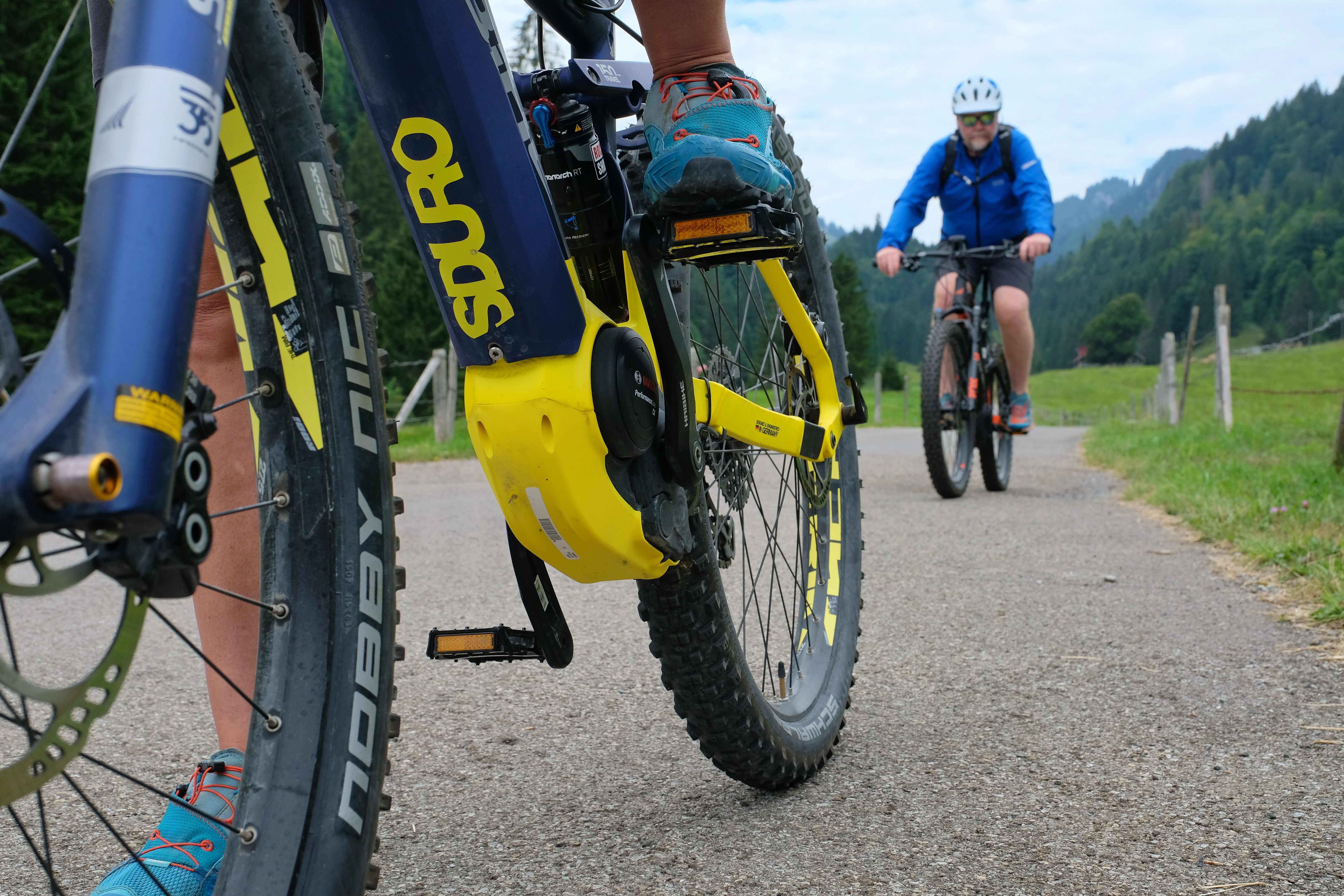 Zwei E-Bike-Fahrer radeln mit Ihren E-Mountainbikes im Gunzesrieder Tal.