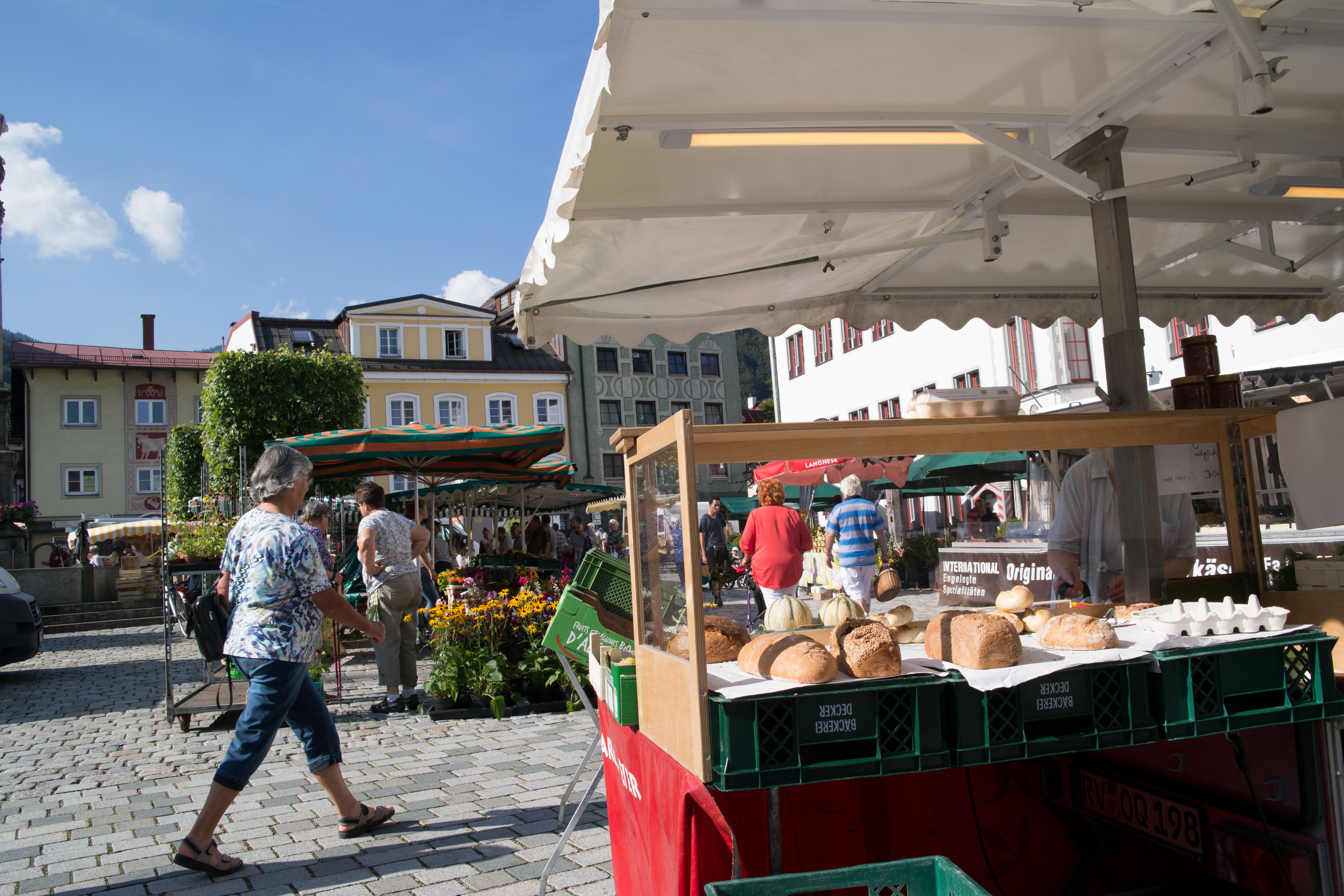 Der Wochenmarkt in Immenstadt findet jetzt Woche statt. Bei verschiedenen Händler können die Kunden Lebensmittel einkaufen.
