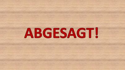 Ein Holz Hintergrund mit dem Wort "ABGESAGT!" in großen, roten Buchstaben. Das Bild vermittelt eine klare Absage oder Stornierung.