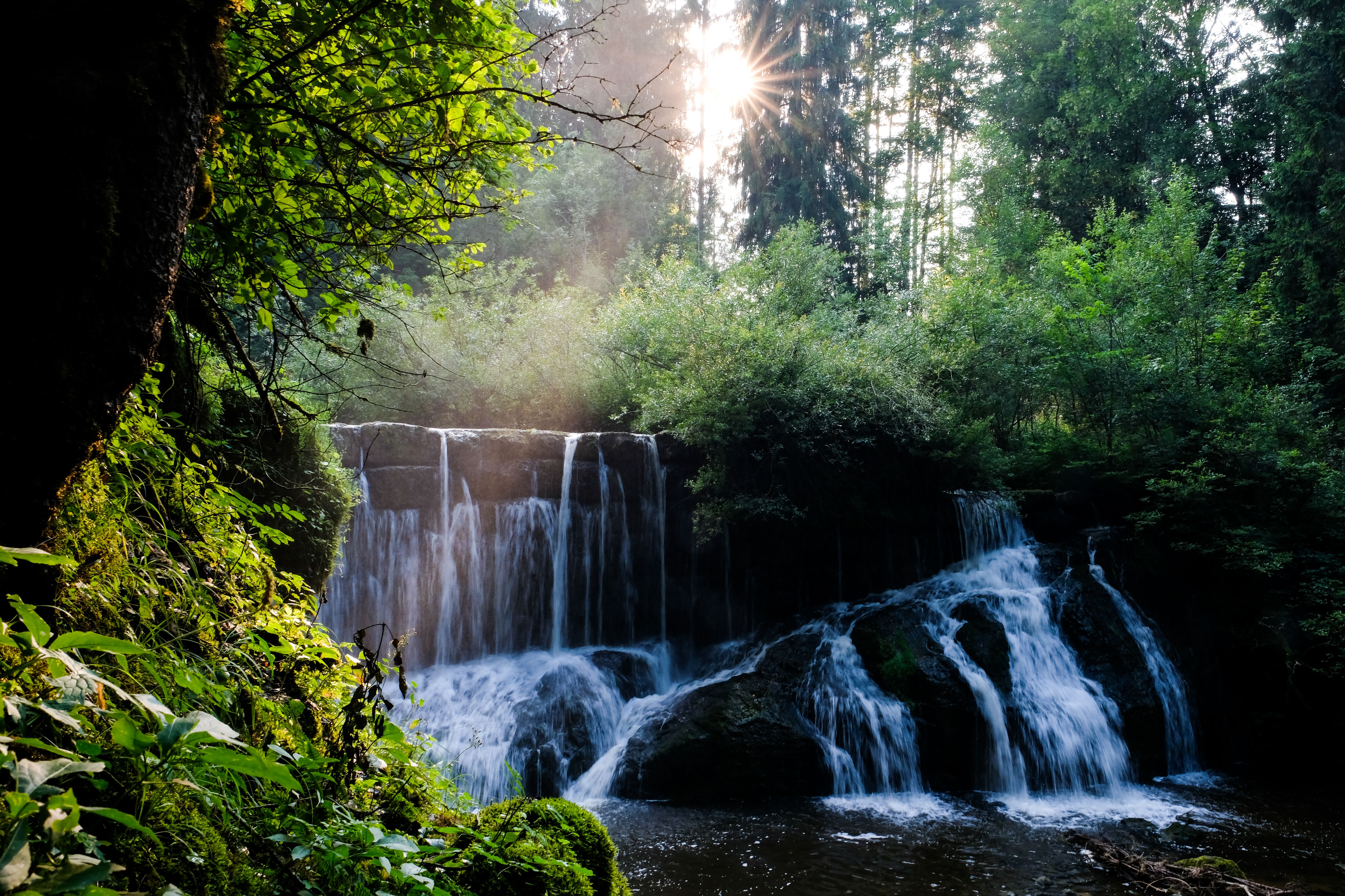Ein beeindruckendes Naturerlebnis bietet uns, gut versteckt in einem Tobel, der Geratser Wasserfall. Im Wald kurz hinter Gerats, etwa 200 m von der Straße entfernt, fließen die zwei Bäche - der "Kranzegger Bach" und die "Geratser Ach" - zusammen. Der Kranzegger Bach fällt über eine etwa 6 Meter hohe Mauer in die Tiefe und die Geratser Ach bahnt sich ihren Weg bergab in mehreren kleinen Stufen. Der Geratser Wasserfall ist ein verträumter Ort für Naturfans, besonders eindrucksvoll, wenn die beiden Bäche nach Regenfällen viel Wasser führen.