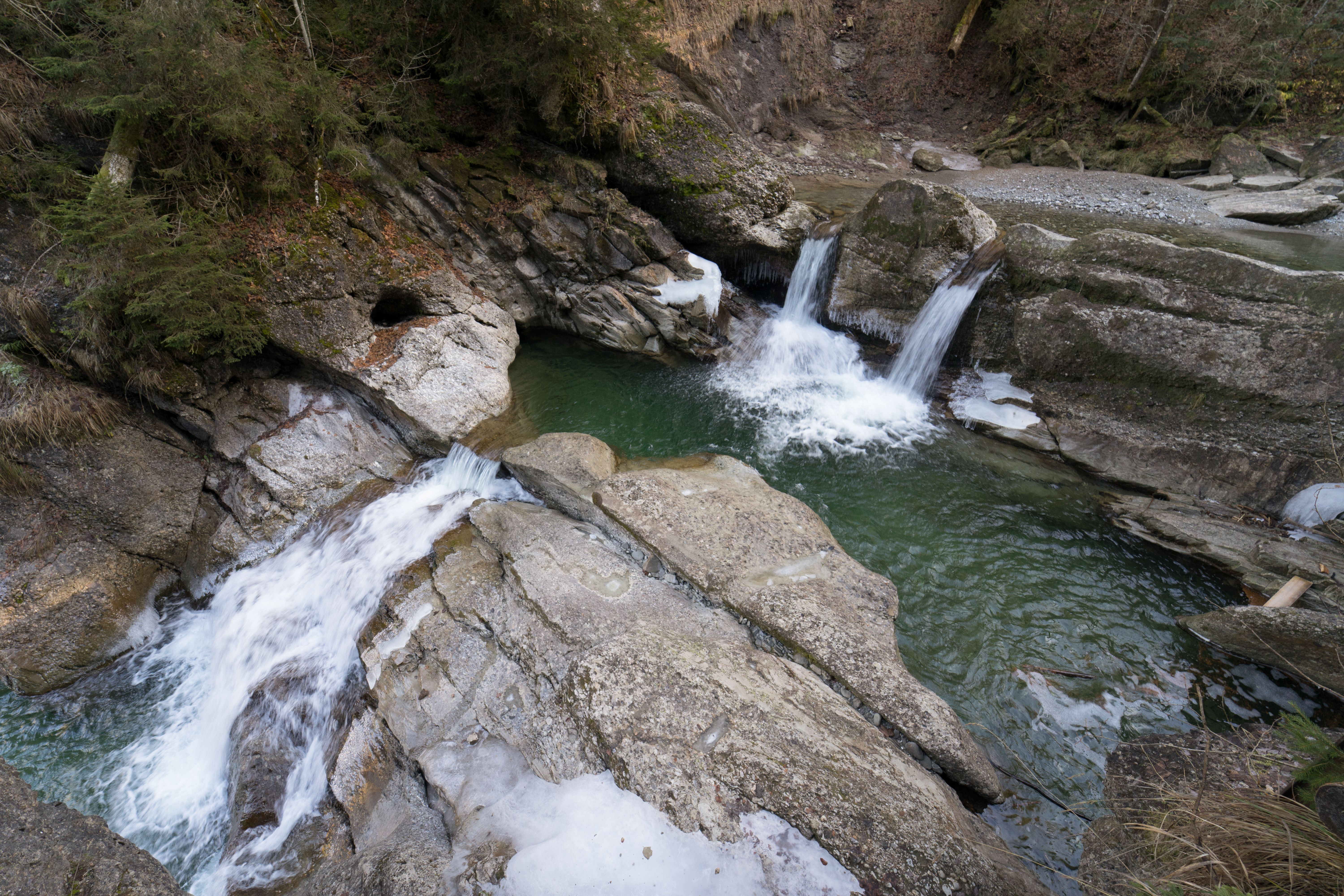 Zwei kleine Wasserfälle des Ostertalbaches fließe in einen Gumpen. Das Ostertaler-Tobel liegt bei Gunzesried-Säge (Blaichach). Hier gibt es viele Wasserfälle, Strudel und Gumpen zu bestaunen.