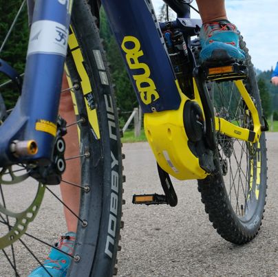 Zwei E-Bike-Fahrer radeln mit Ihren E-Mountainbikes im Gunzesrieder Tal.