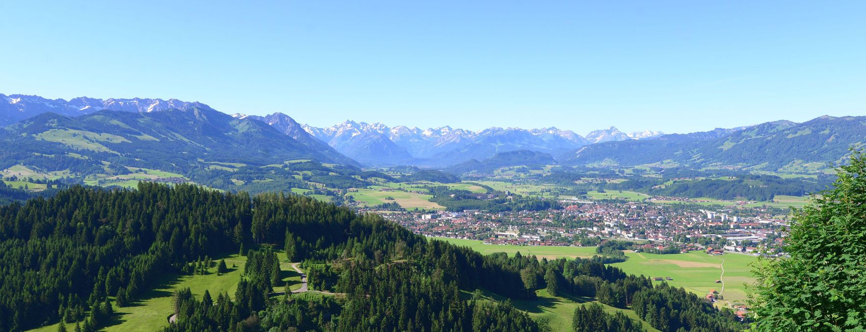 Die Aussicht auf das sommerliche Sonthofen