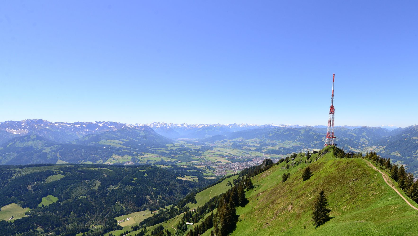 Blick vom Grüntendenkmal auf den Sender und die Alpenstadt Sonthofen