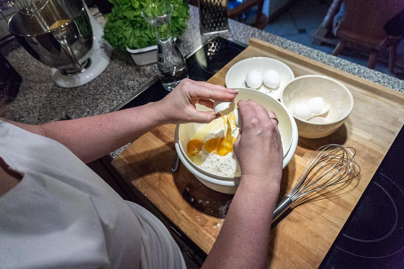 Zur Zubereitung des Allgäuer Kässpatzen Teigs werden Mehl, Salz und Eier in eine Schüssel gegeben und verrührt. Nach und nach wird Wasser hinzu gegen bis eine zähflüssige Masse entsteht.