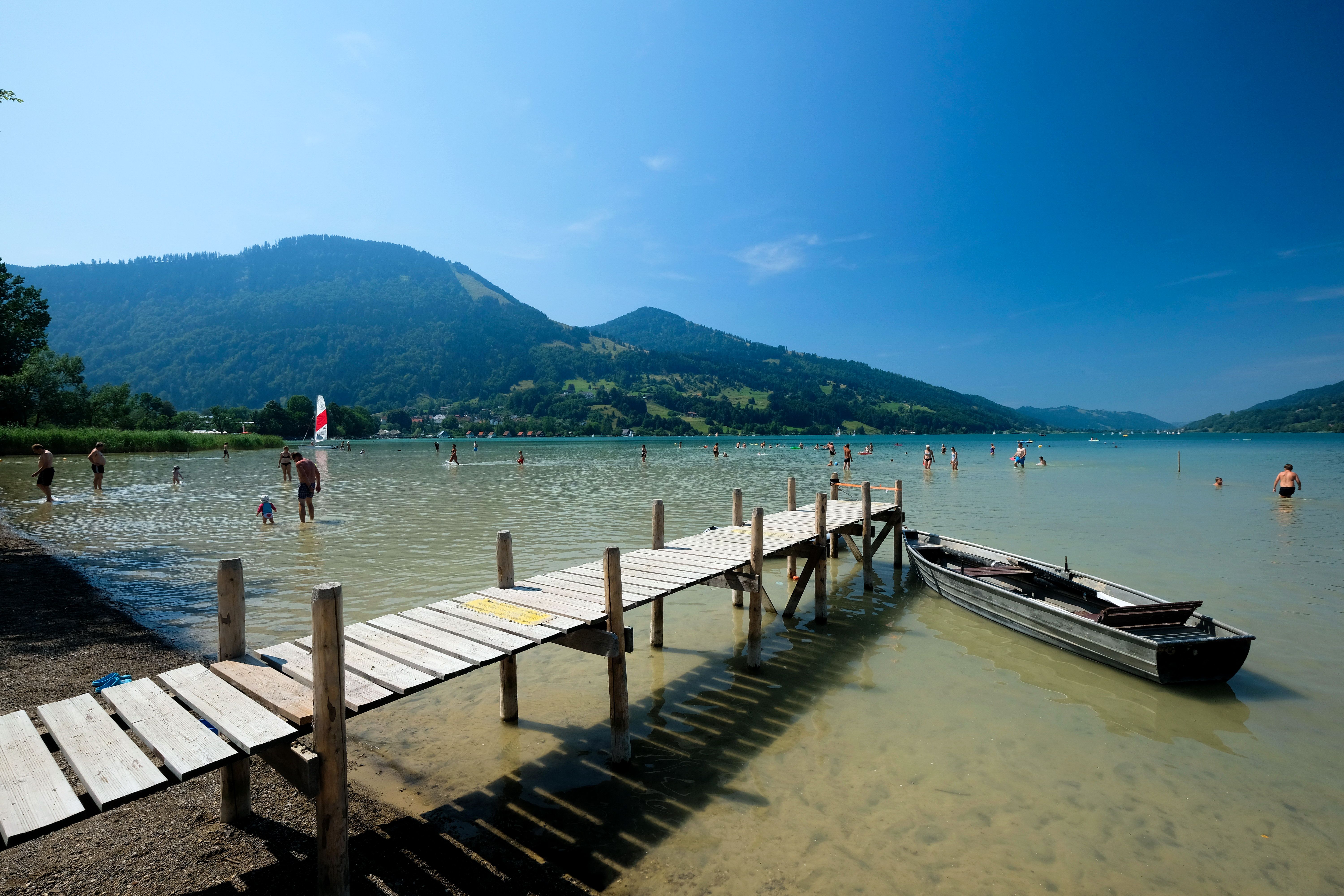 Der Große Alpsee bei Immenstadt ist mit 2,5 km2 der größte Natursee im Allgäu und gehört somit ohne Zweifel zu den wichtigsten Sehenswürdigkeiten. Der See erstreckt sich von West nach Ost mit gut 3 km Länge, von Nord nach Süd mit fast 1 km Breite und einer maximalen Tiefe von 22 m.Mit einem Umfang von 8 km ist der Natursee umrundet von Grünflächen aber auch Kies, Steinen und Sand. Der Flache Einstieg bietet die ideale Voraussetzung zum Baden und ist dadurch das perfekte Ausflugsziel für den Familienurlaub im Allgäu.