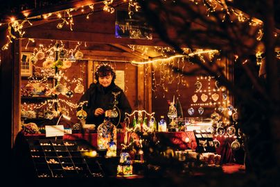 Aussteller bei der Seeweihnacht am Großen Alpsee mit verschiedenen Produkten