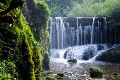 Ein beeindruckendes Naturerlebnis bietet uns, gut versteckt in einem Tobel, der Geratser Wasserfall. Im Wald kurz hinter Gerats, etwa 200 m von der Straße entfernt, fließen die zwei Bäche - der "Kranzegger Bach" und die "Geratser Ach" - zusammen. Der Kranzegger Bach fällt über eine etwa 6 Meter hohe Mauer in die Tiefe und die Geratser Ach bahnt sich ihren Weg bergab in mehreren kleinen Stufen.