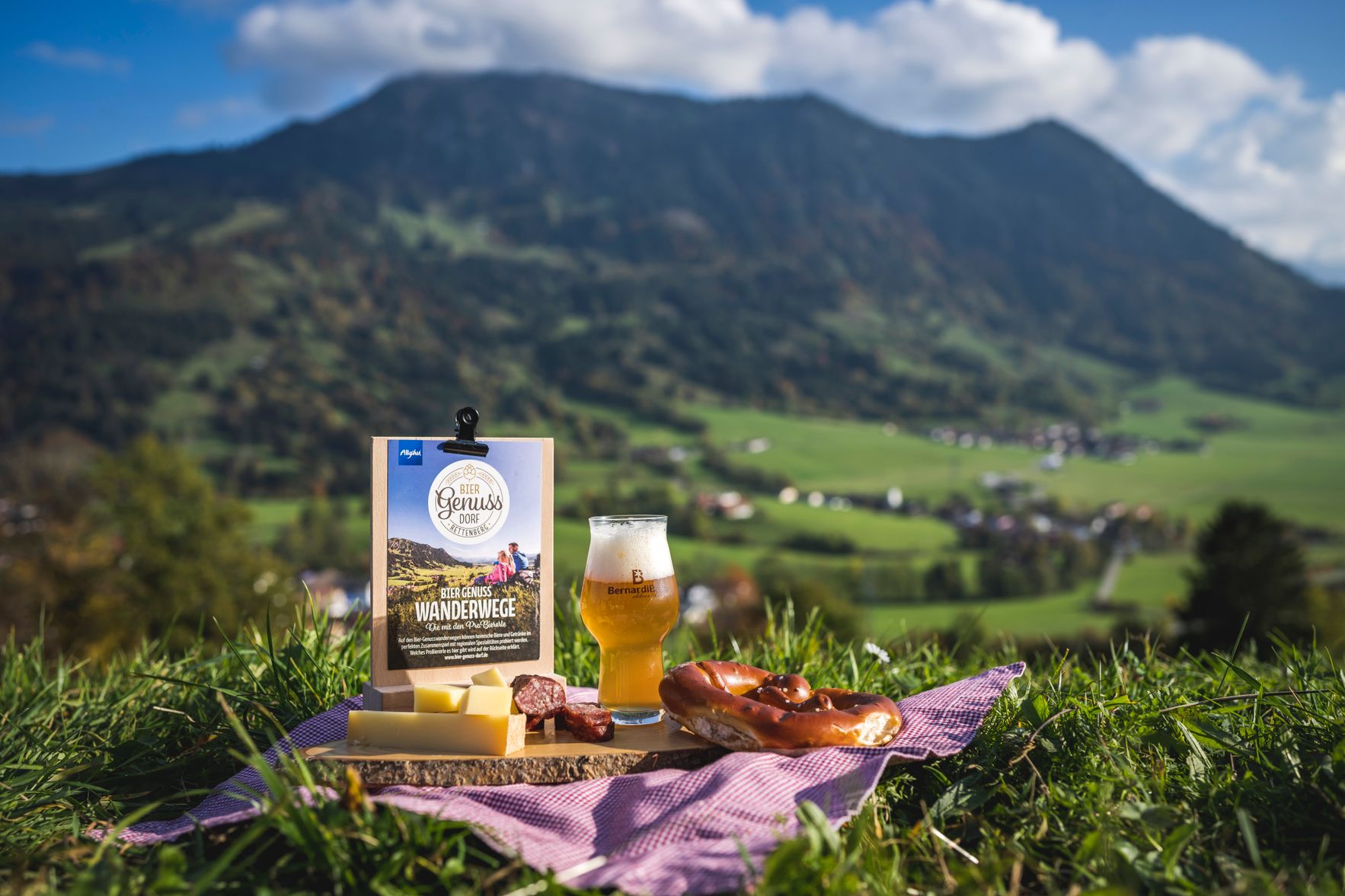 Picknickdecke mit eingedecktem ProBiererle auf der Gebhardshöhe mit Blick auf den Grünten.