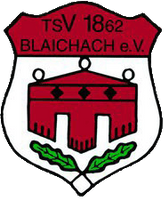 Ein Wappen des TSV 1862 Blaichach e.V. mit roten und weißen Farben. Es zeigt ein stilisiertes Gebäude und zwei grüne Zweige.