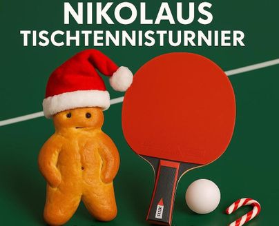 Ein lustiger Weihnachtsmann aus Lebkuchen steht neben einem Tischtennisschläger und einem Tischtennisball. Im Hintergrund ist ein grüner Tischtennistisch zu sehen.