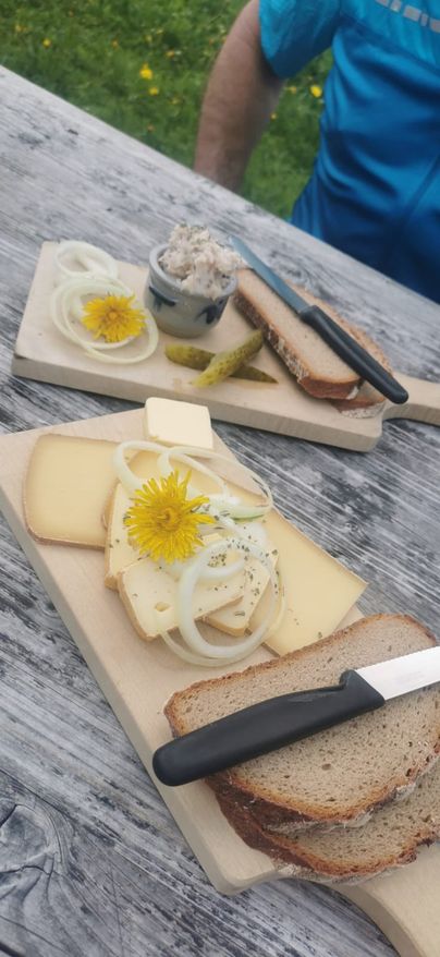 Brotzeitplatte mit Käse