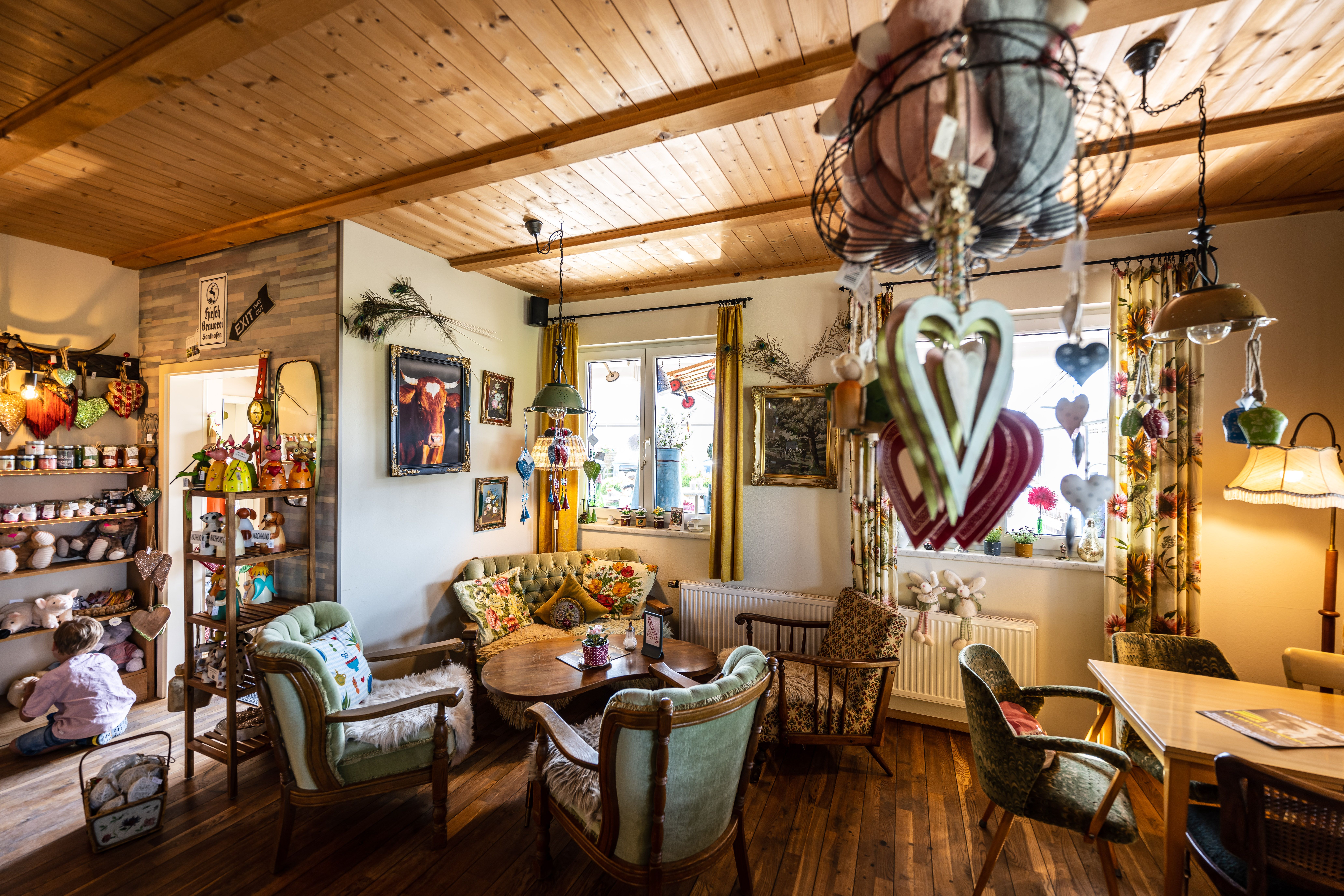 Das Kafe Kult beim Burgberger Tierparadies ist gefüllt mit verschiedenen bunten Möbeln und Dekoration.