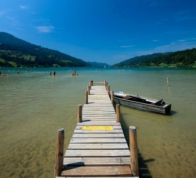 Der Große Alpsee bei Immenstadt ist mit 2,5 km2 der größte Natursee im Allgäu und gehört somit ohne Zweifel zu den wichtigsten Sehenswürdigkeiten. Der See erstreckt sich von West nach Ost mit gut 3 km Länge, von Nord nach Süd mit fast 1 km Breite und einer maximalen Tiefe von 22 m.Mit einem Umfang von 8 km ist der Natursee umrundet von Grünflächen aber auch Kies, Steinen und Sand. Der Flache Einstieg bietet die ideale Voraussetzung zum Baden und ist dadurch das perfekte Ausflugsziel für den Familienurlaub im Allgäu.