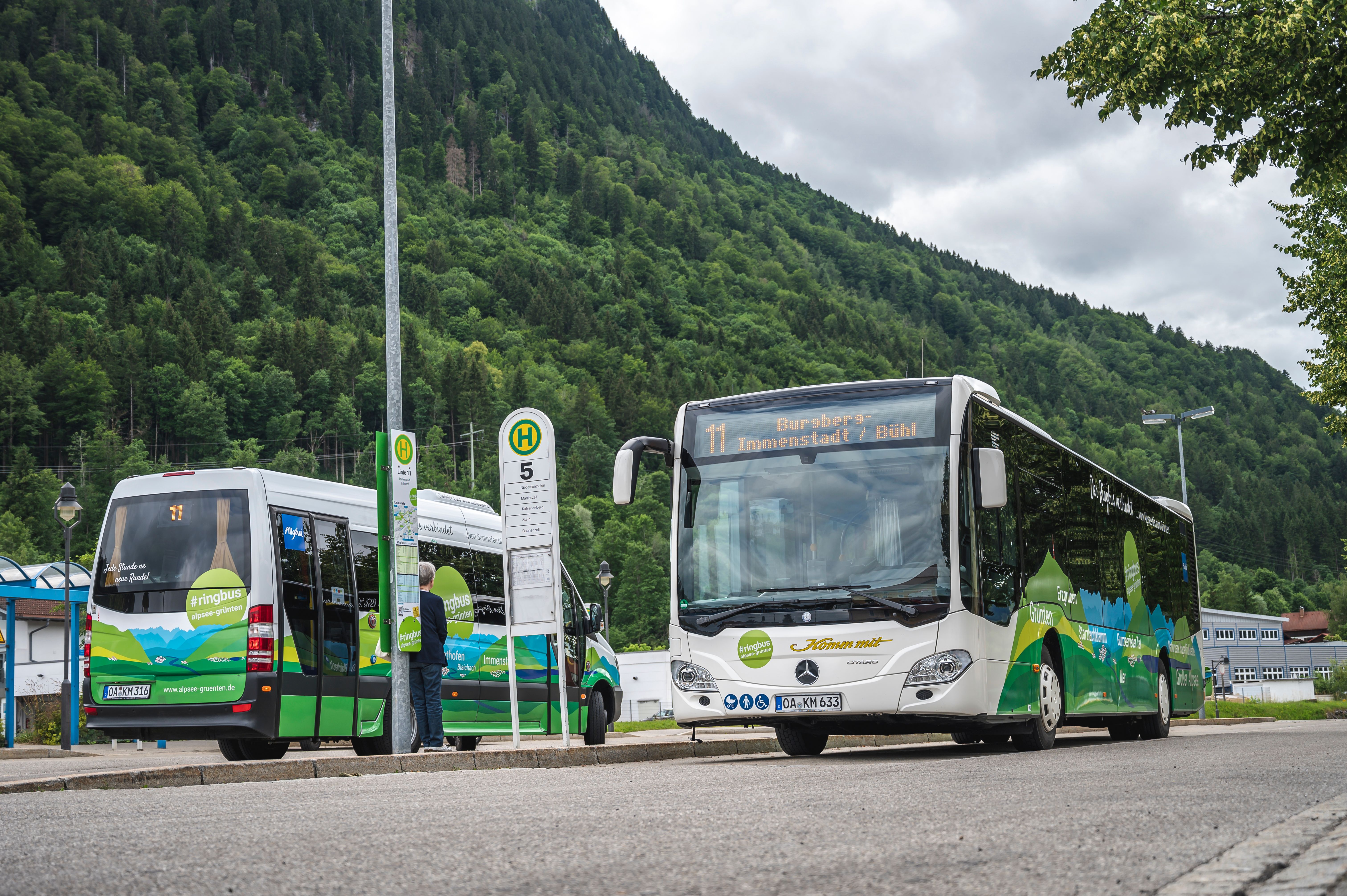 Ein kleiner und ein großer Ringbus stehen am Busbahnhof in Immenstadt. Mit dem Ringbus, Linie 11 können die schönsten Ausflugsziele der Region erlebt werden. Für Gäste mit der Allgäuer-Walser-Card ist die Fahrt kostenlos.