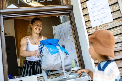 Beim Café Viventus in Rettenberg kann der Forscherrucksack ausgeliehen werden. Mit diesem kann die ganze Familie dann den Erlebnispfad "Abenteuer am Galetschbach" begehen.
