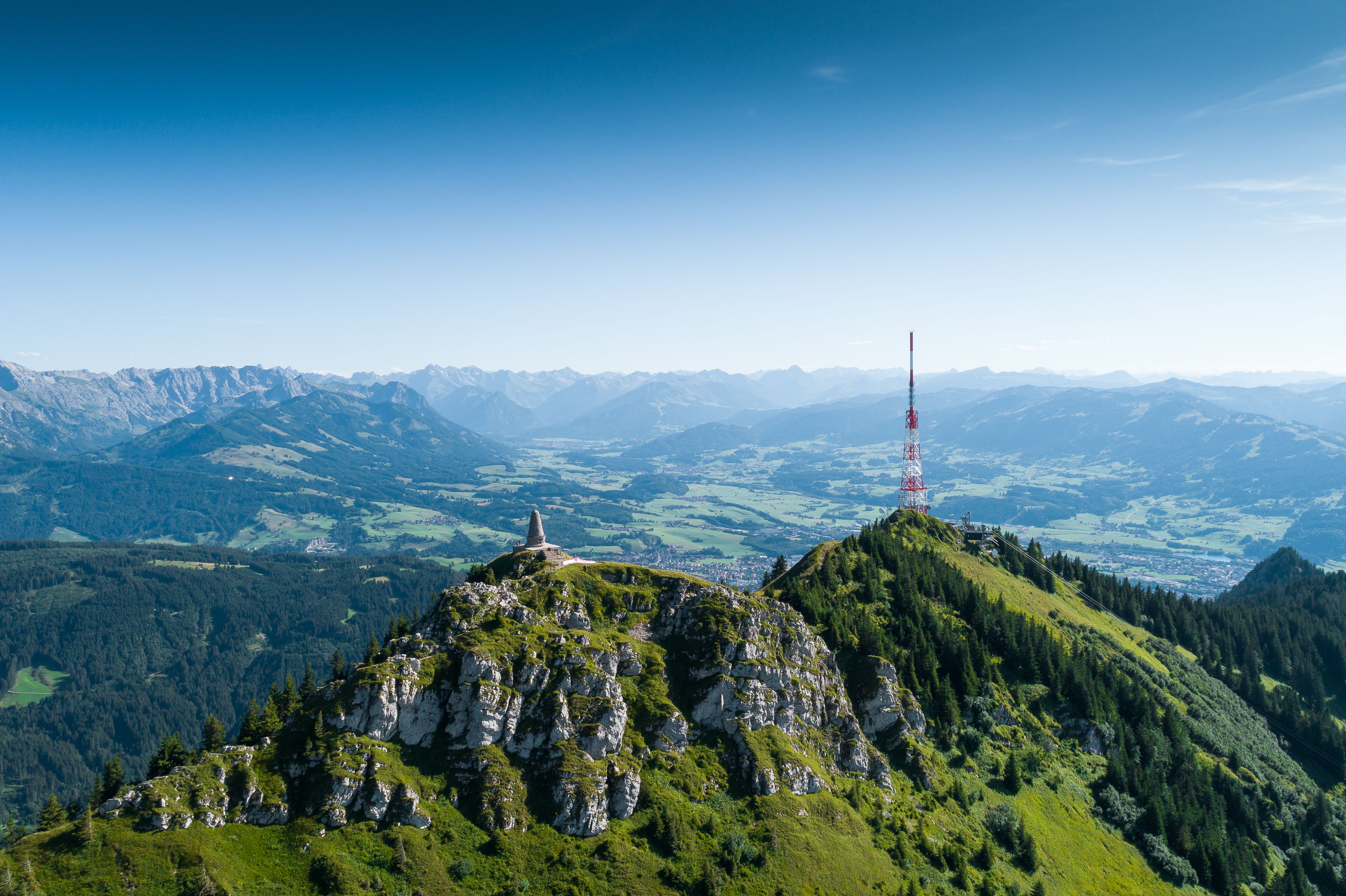 Der "Wächter des Allgäus" Grünten liegt direkt am Alpenrand und bietet eine weite Sicht über große Teile des Allgäus.