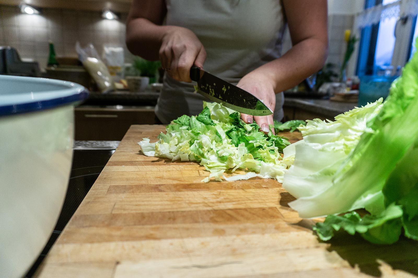 Als Beilage zu den Allgäuer Kässpatzen wird gerne ein Endiviensalat serviert. Der Salat wird in Streifen geschnitten, bevor die Spatzen gekocht werden.