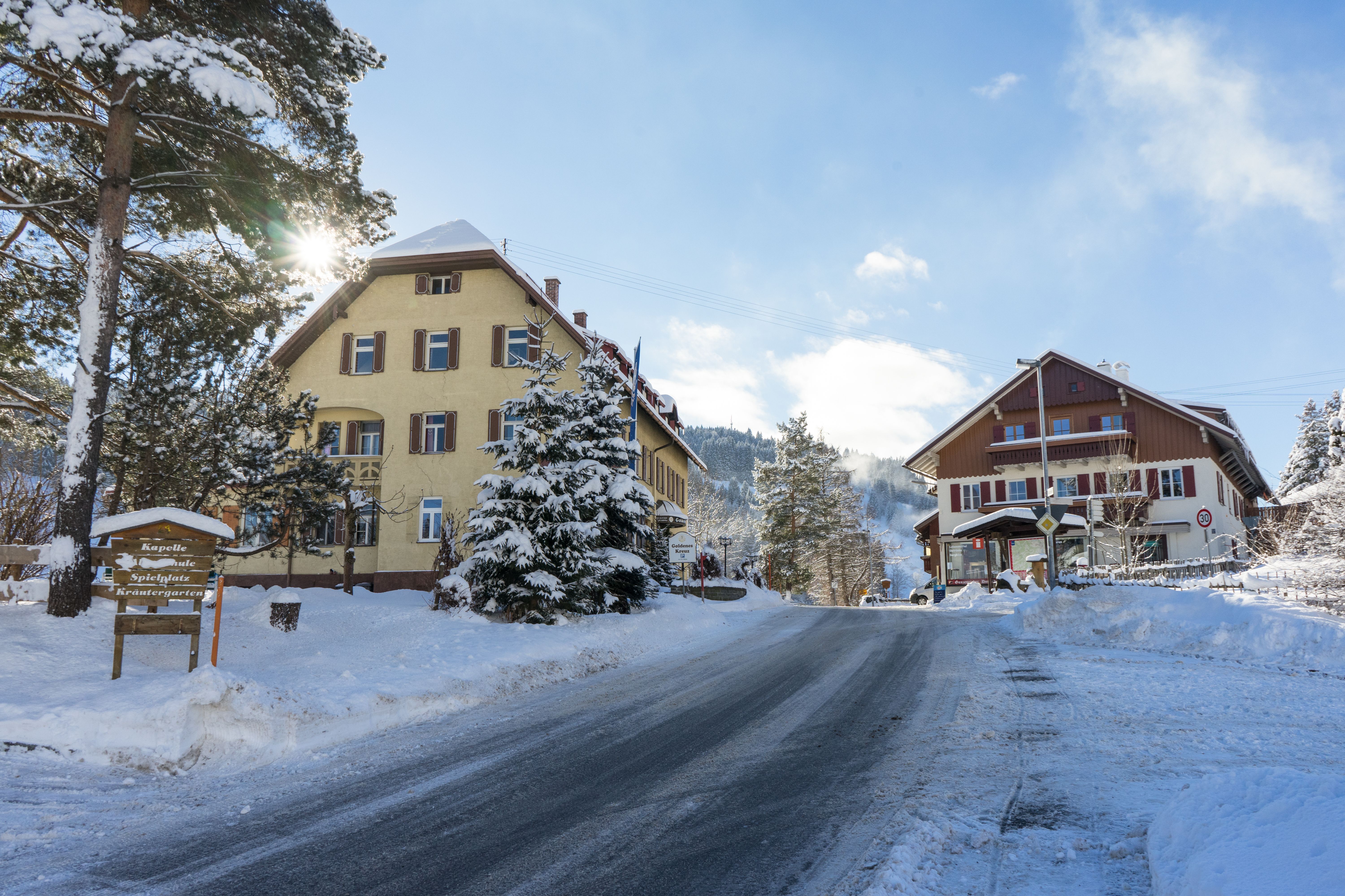 Im Ortskern von Gunzesried befinden sich der Berggasthof Goldenes Kreuz und der Dorfladen. Im Winter bietet sich der Blaichacher Ortsteil perfekt als Ausgangslage für Skitouren und Schneeschuhwanderungen an.