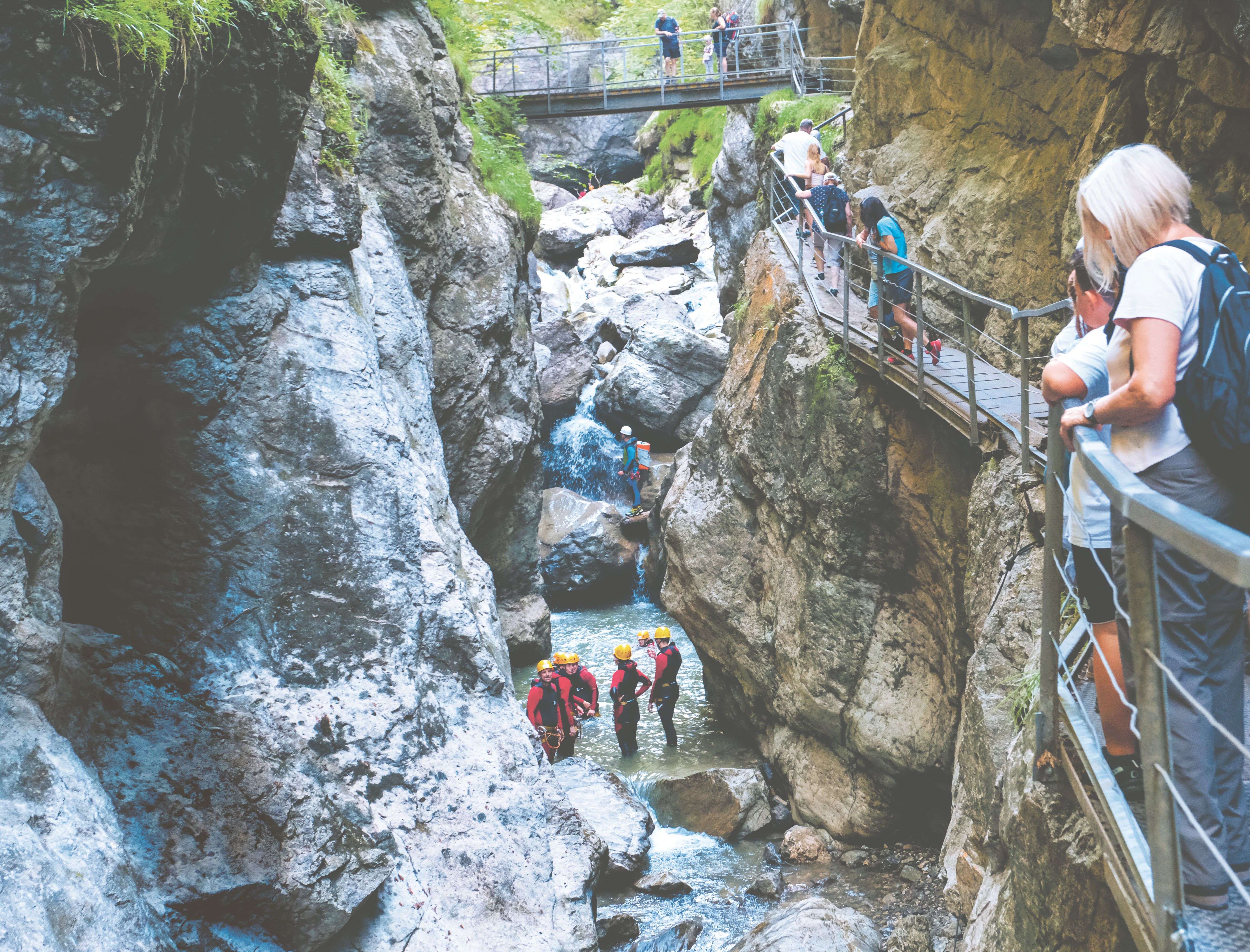 Die Besucher der Starzlachklamm in Sonthofen bewundern vom Wanderweg aus die abenteuerlustigen Canyonauten die bei ihrer Canyoningtour die Schlucht passieren.
Das Canyoning wird besonders in der Klamm in Sonthofen immer beliebter.