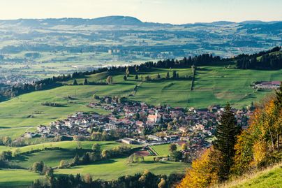 Die Gemeinde Rettenberg im Herbst fotografiert vom Fuße des Grüntens aus in Richtung Falkenstein.