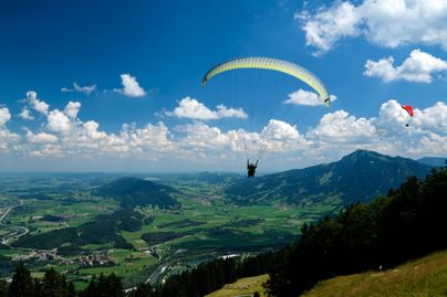 Der Mittag ist bequem direkt von Immenstadt am Alpsee aus mit der Bahn zu erreichen. Vom Gipfel hat man eine wunderbare Aussicht auf Immenstadt, weit in das Flache Alpenvorland im Norden, die Allgäuer Hochalpen mit ihren unzähligen Gipfeln und dem Tal mit den vielen Orten, eingebettet in den Lauf der Iller. Ein Berg für Alleskönner; ob Wandern, Mountainbiken, Gleitschirmfliegen, Winterwandern oder Rodeln.
