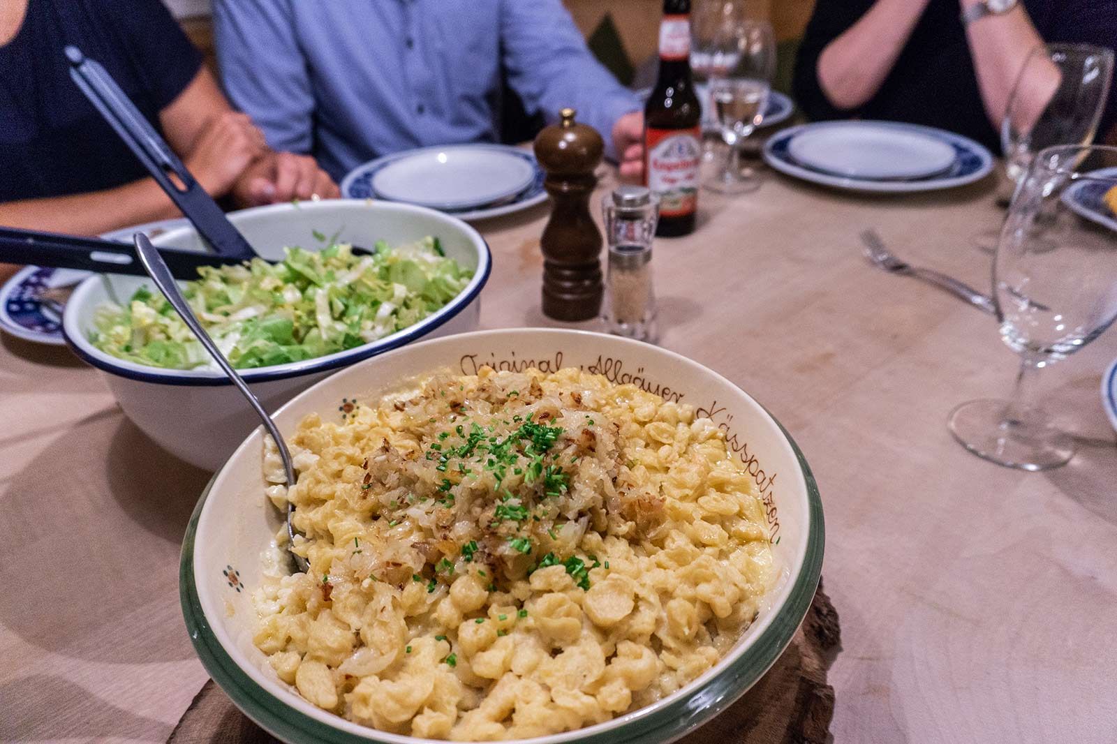 Die Allgäuer Kässpatzen schmecken am besten auf einer Original Allgäuer Kässpatzenschüssel und Endiviensalat als Beilage.