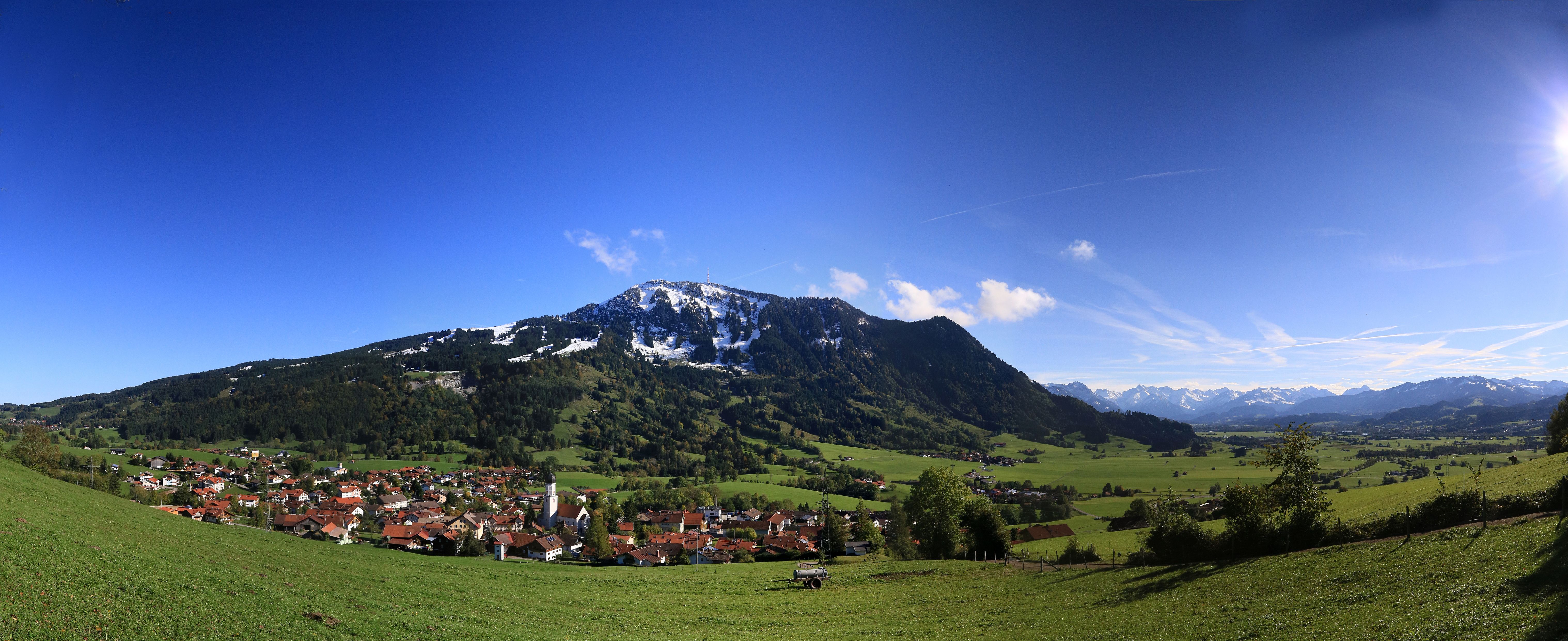 Die Gemeinde Rettenberg liegt direkt am Fuße des Grüntens. Der im Frühling noch oft mit Schnee bedeckt ist.