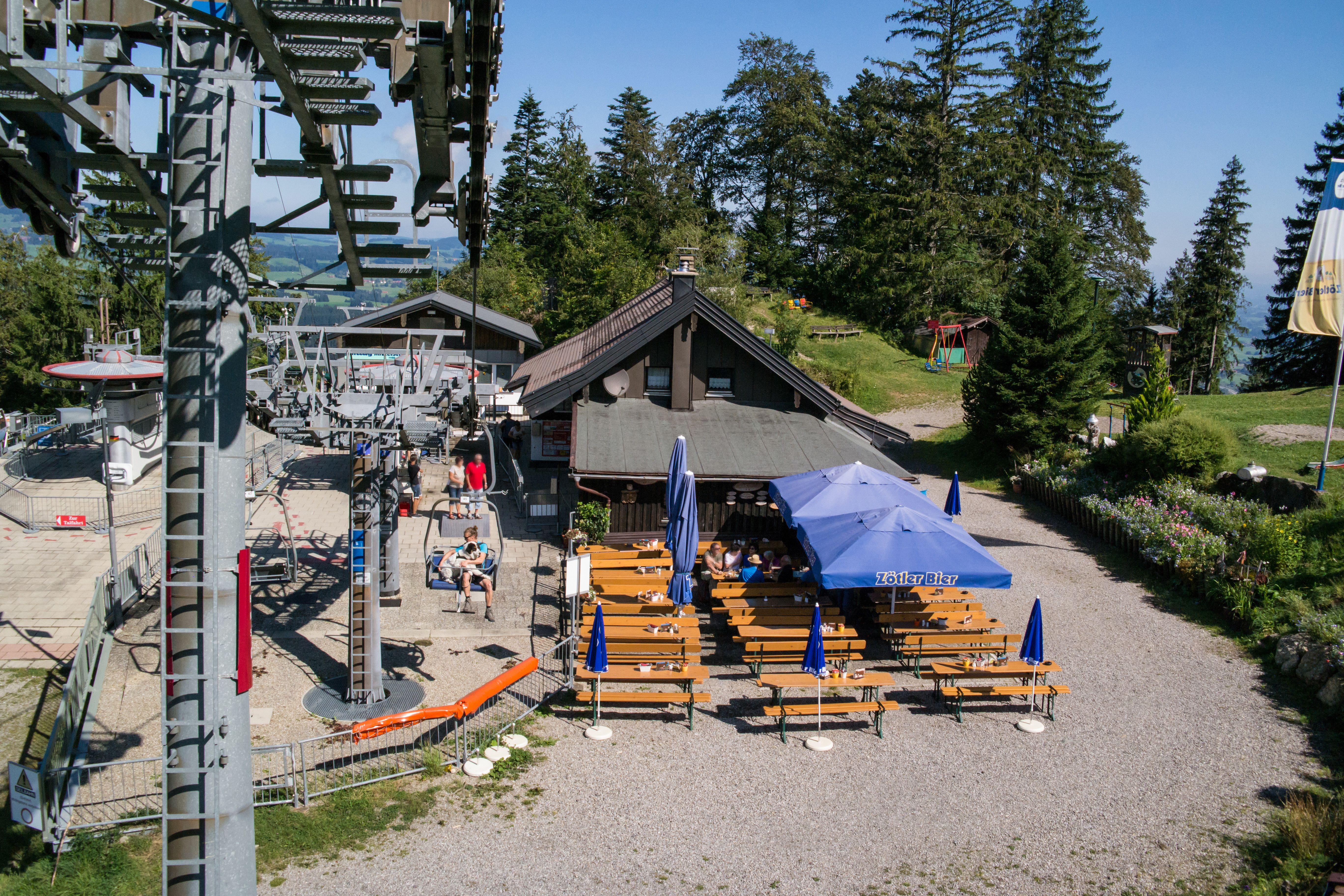 Die Mittelstation der Mittagbahn im Herbst. Die Terrasse ist voll mit Bierbänken und bereit für eine gemütliche Einkehr.