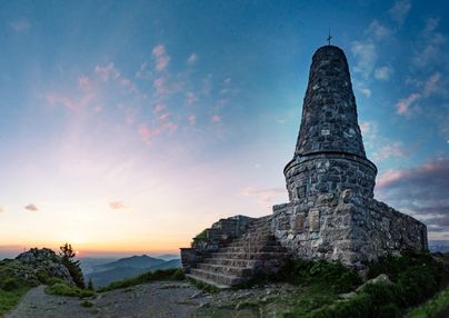 Gebaut wurde das Jägerdenkmal auf den Grünten 1924 als Erinnerung an die Toten des Jägerregiments 3, dem ersten Gebirgsjägerregiment der deutschen Militärgeschichte.