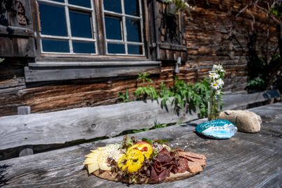 Eine schmackhafte Brotzeit mit ausschließlich regionalen Zutaten bietet die Alpe Gschwenderberg im Naturpark Nagelfluhkette in Immenstadt.