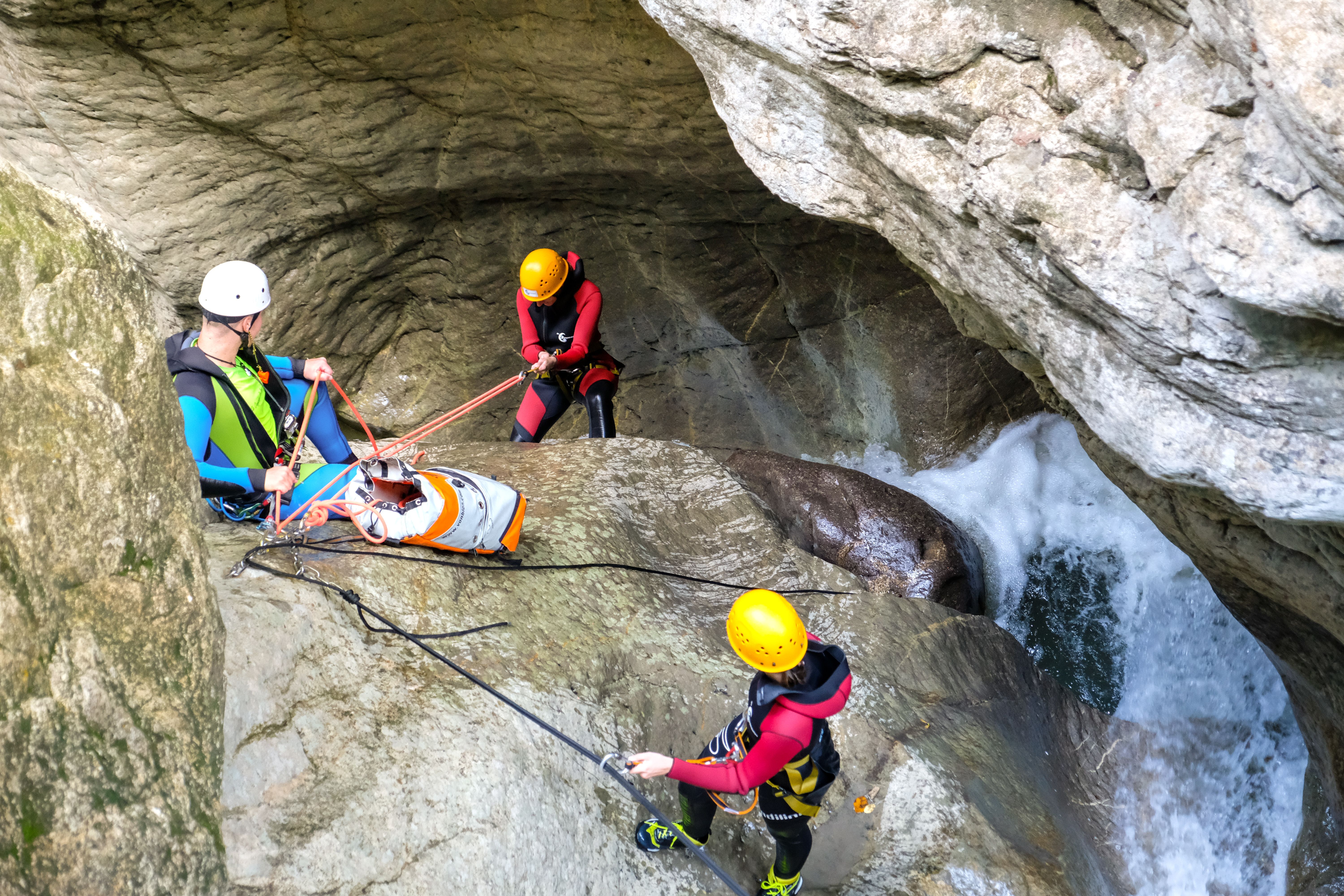 Ein Canyoning-Guide seilt zwei Teilnehmer seiner Tour in eine Schlucht der Starzlachklamm ab. Das Canyoning in der Starzlachklamm bei Sonthofen wird eine immer beliebtere Erlebnissportart.