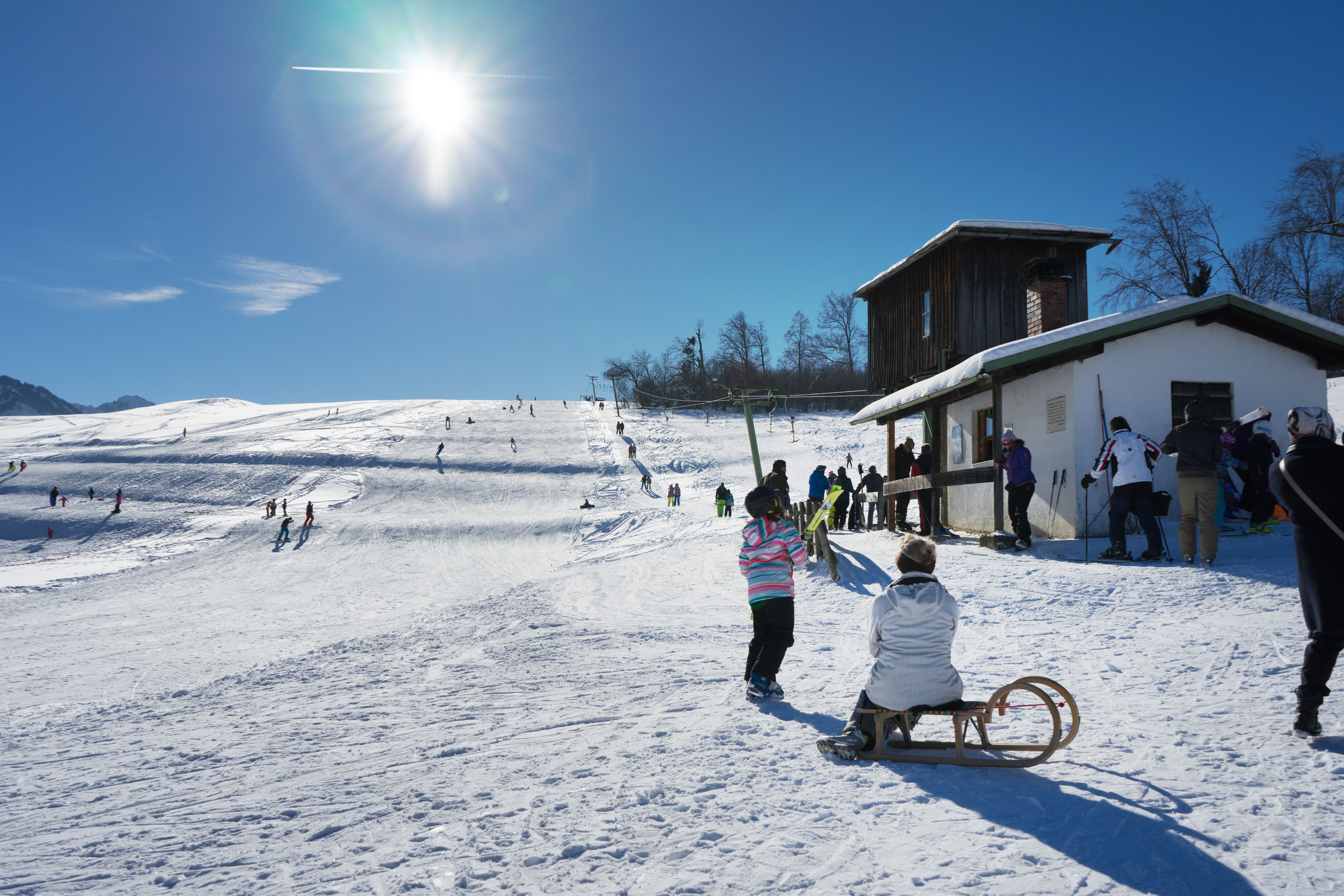 Der Schwäbele-Holz-Lift in Sonthofen ist ein kleiner Skilift in der Stadt. Besonders beliebt ist die 300 m Piste bei Schlittenfahrern und Rodlern. Auch Ski-Einsteiger nutzen den kleinen Hügel in Sonthofen.