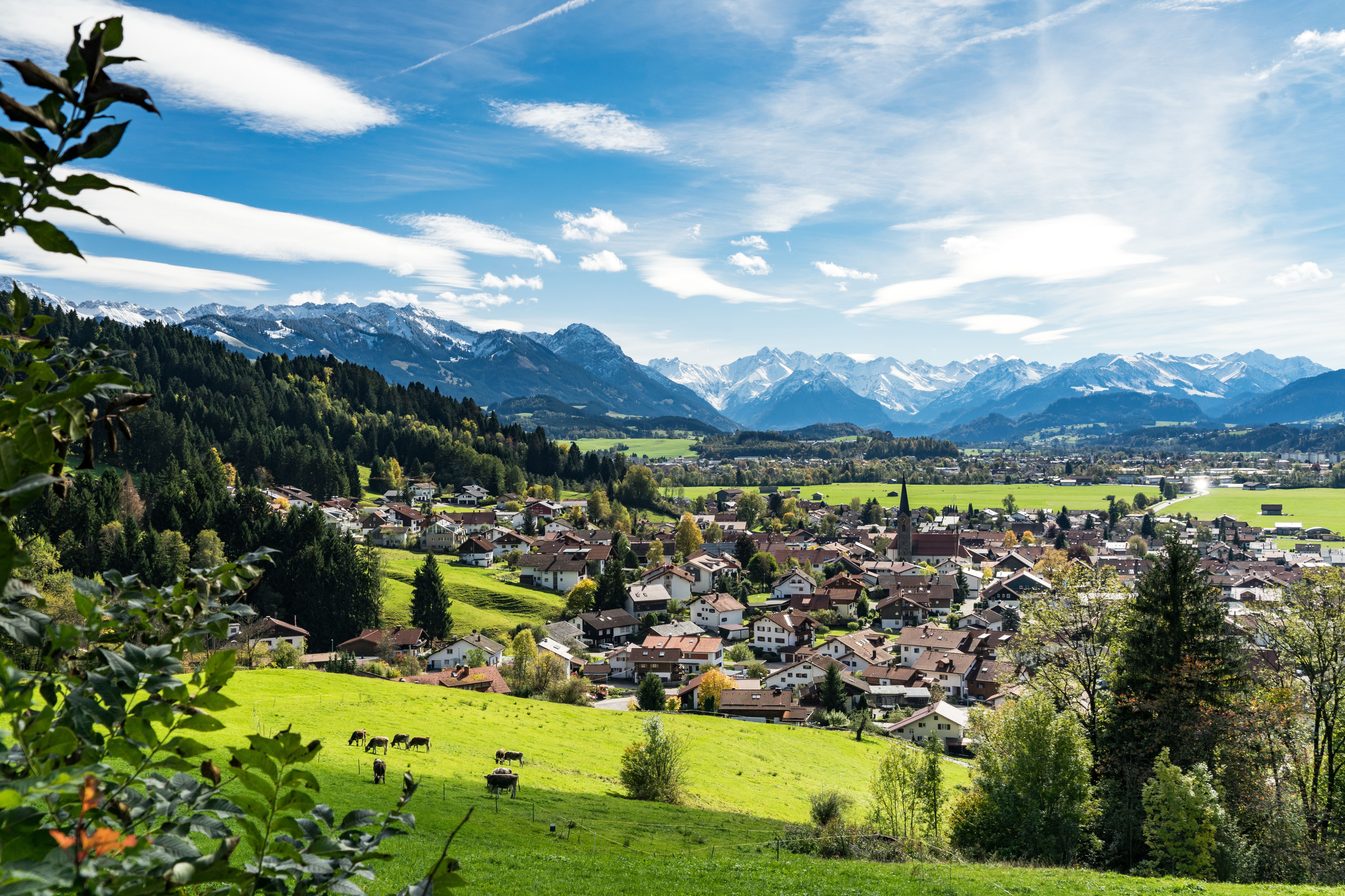 Die ca. 3.100 Einwohner Gemeinde Burgberg liegt direkt am Fuße des Grünten und bietet ein wunderschönen Panoramablick über den Allgäuer Hauptkamm.