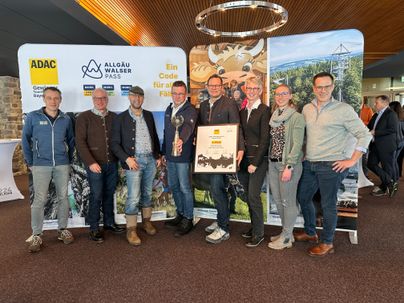 Vertreter der Alpsee-Grünten Tourismus GmbH und der Allgäu-Walser Service GmbH bei der offiziellen Preisverleihung des ADAC Tourismuspreis Bayern 2026