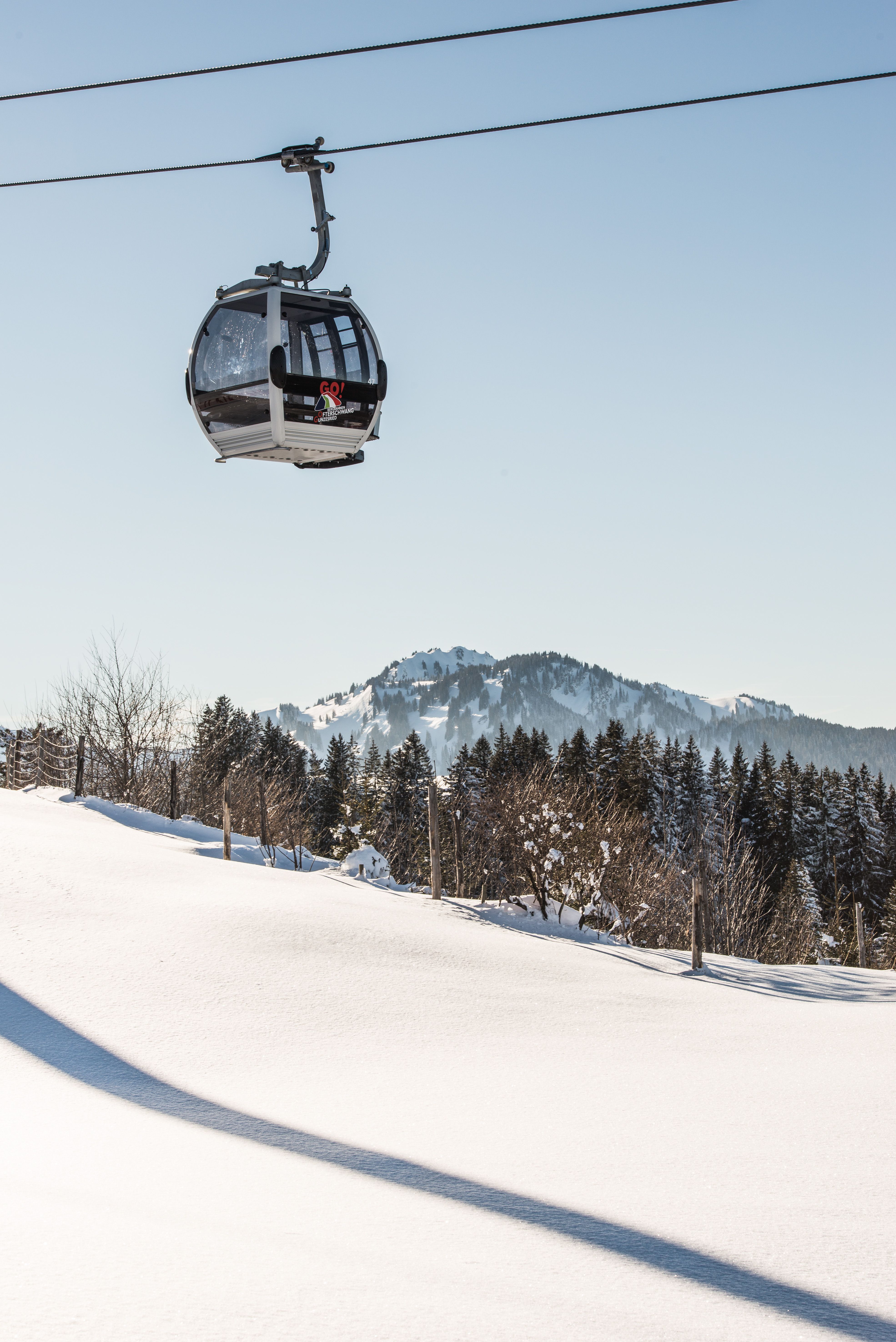 Moderne Kabinen- und Sesselbahnen sowie breite und schneesichere Pisten machen das Skigebiet GO Ofterschwang-Gunzesried aus. Auf 18 Pistenkilometer ist von der Weltcup-Abfahrt über gemütliche Familien-Pisten bis hin zur fast 4 km langen Genuss-Abfahrt über die Märchenwiese hinunter nach Gunzesried für jeden Anspruch und jedes Können etwas geboten.