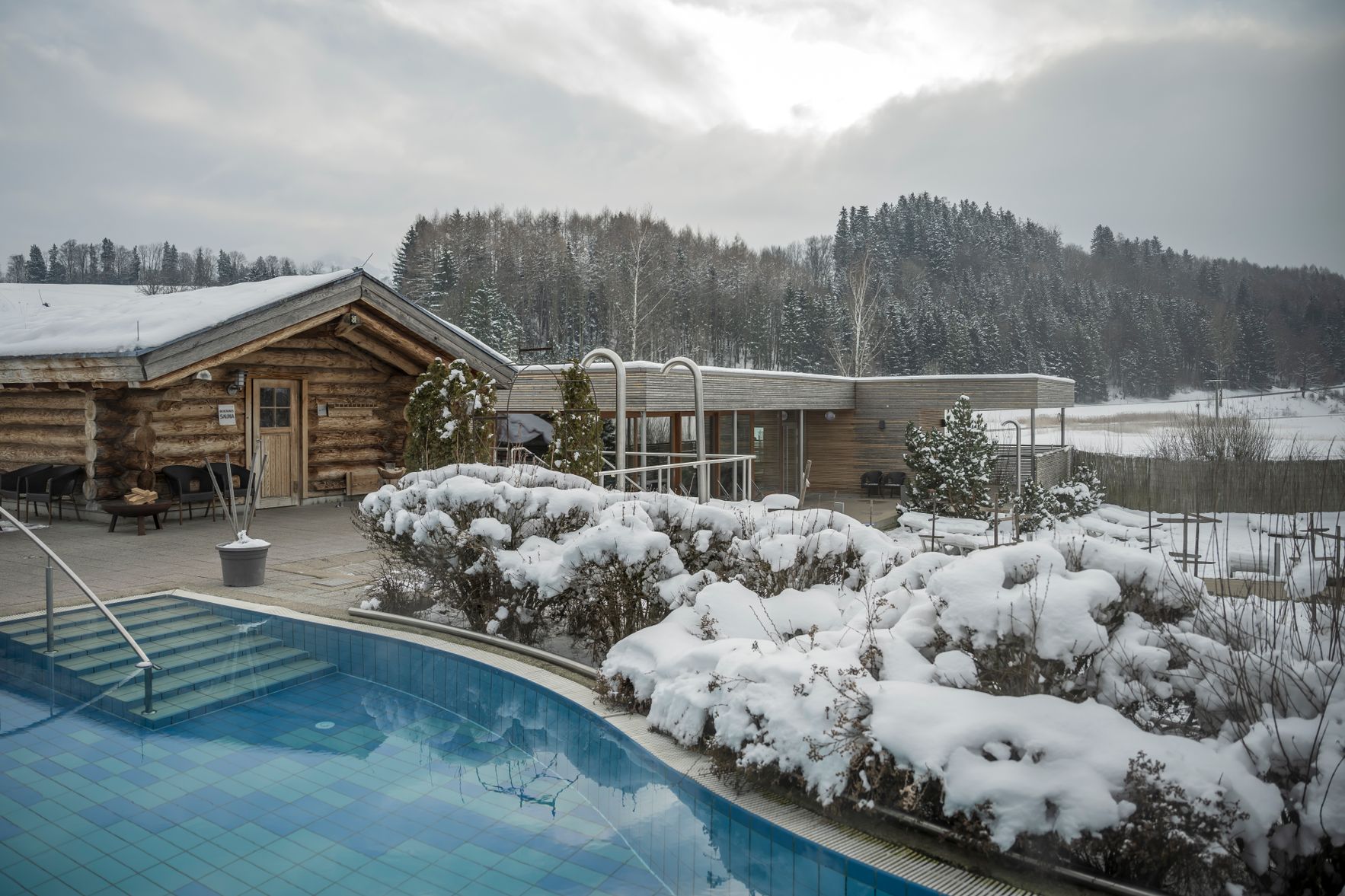 Im Erfrischungsbecken kann sich nach dem Saunagang abgekühlt werden. Das Becken liegt direkt neben der Blockhaussauna im Wonnemar Sonthofen.