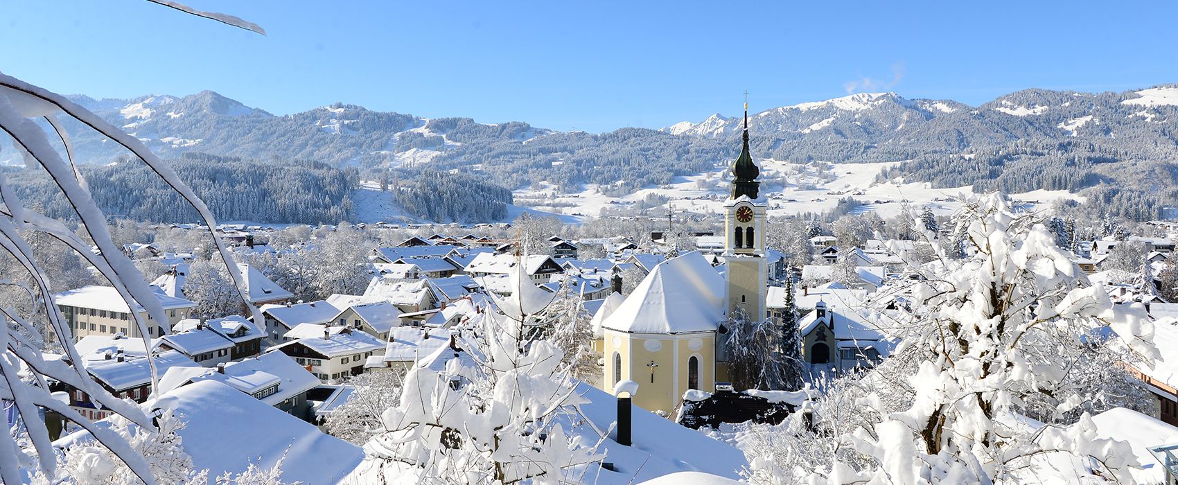 Die katholische Stadtpfarrkirche St. Michael liegt im ältesten Stadtteil der Alpenstadt Sonthofen.